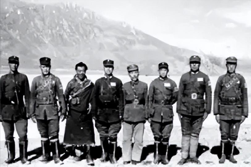 1950年，解放军翻越昆仑山，在茫茫雪原深处，推开了一扇破旧的木门。里面走出
