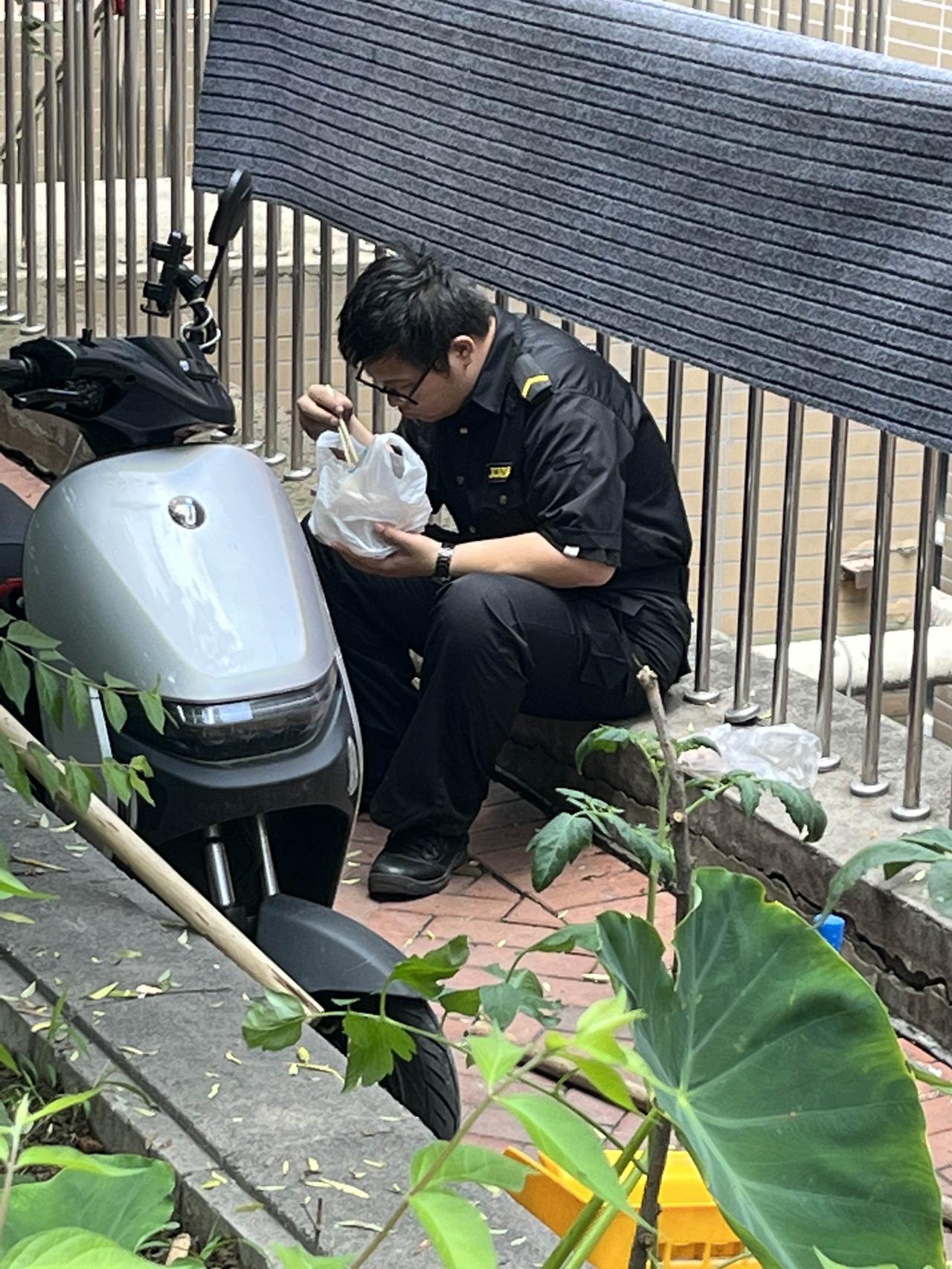 今天继续四处游荡，中午和保安大哥聊了会儿天儿，从他身上，我感受到了底层劳动人民的