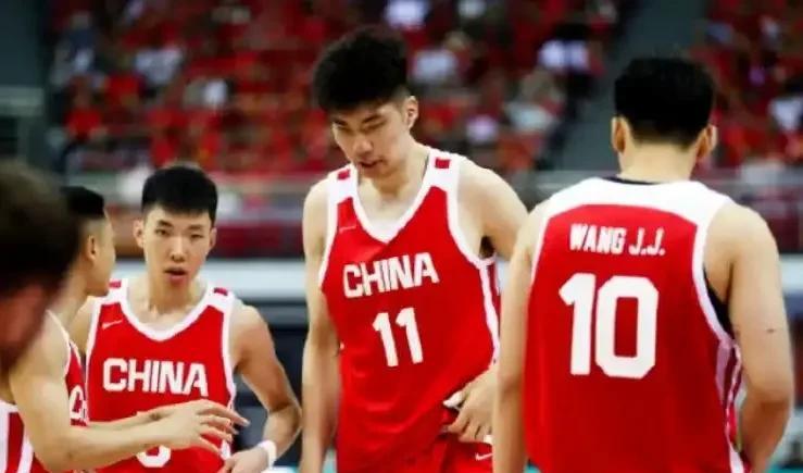 中国男篮亚洲杯12人大名单今晚公布，和此前亚洲杯官方公布的名单一致，徐杰和张宁成