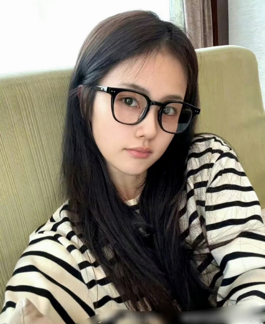 白鹿、司晓迪两个人对比一下，好像司晓迪底子真的不错诶，难怪她会说白鹿素颜普通。