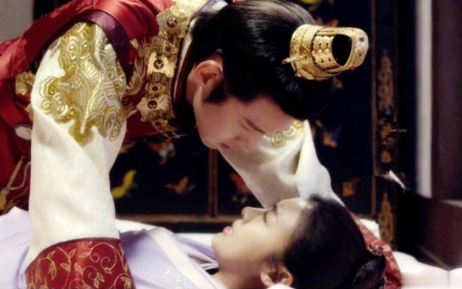 1363年，35岁朱元璋打败陈友谅。庆功宴上，他命人将陈友谅的妃子，18岁的阇氏