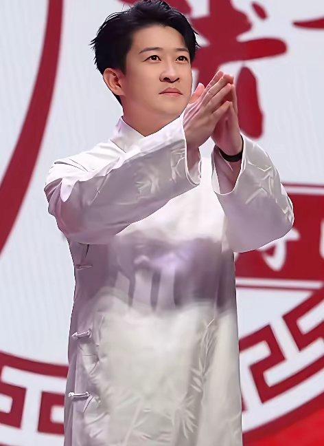 曹云金最近在许昌的这场演出，流程跟过去完全不一样了。演出前三天：剧本和演员名单