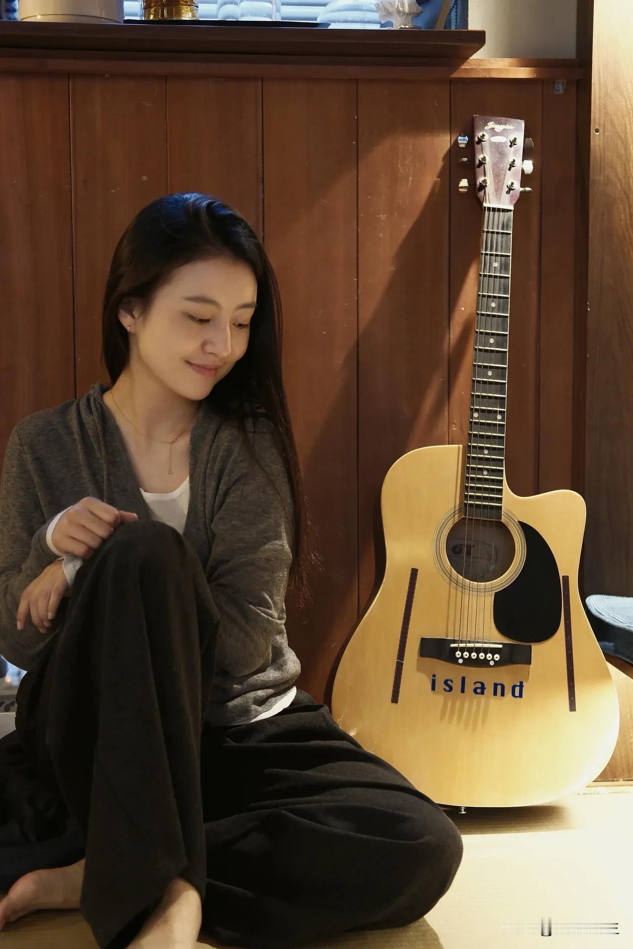 敬这无限的可能，如同敬手中这抹红。不念来路，只醉前程。