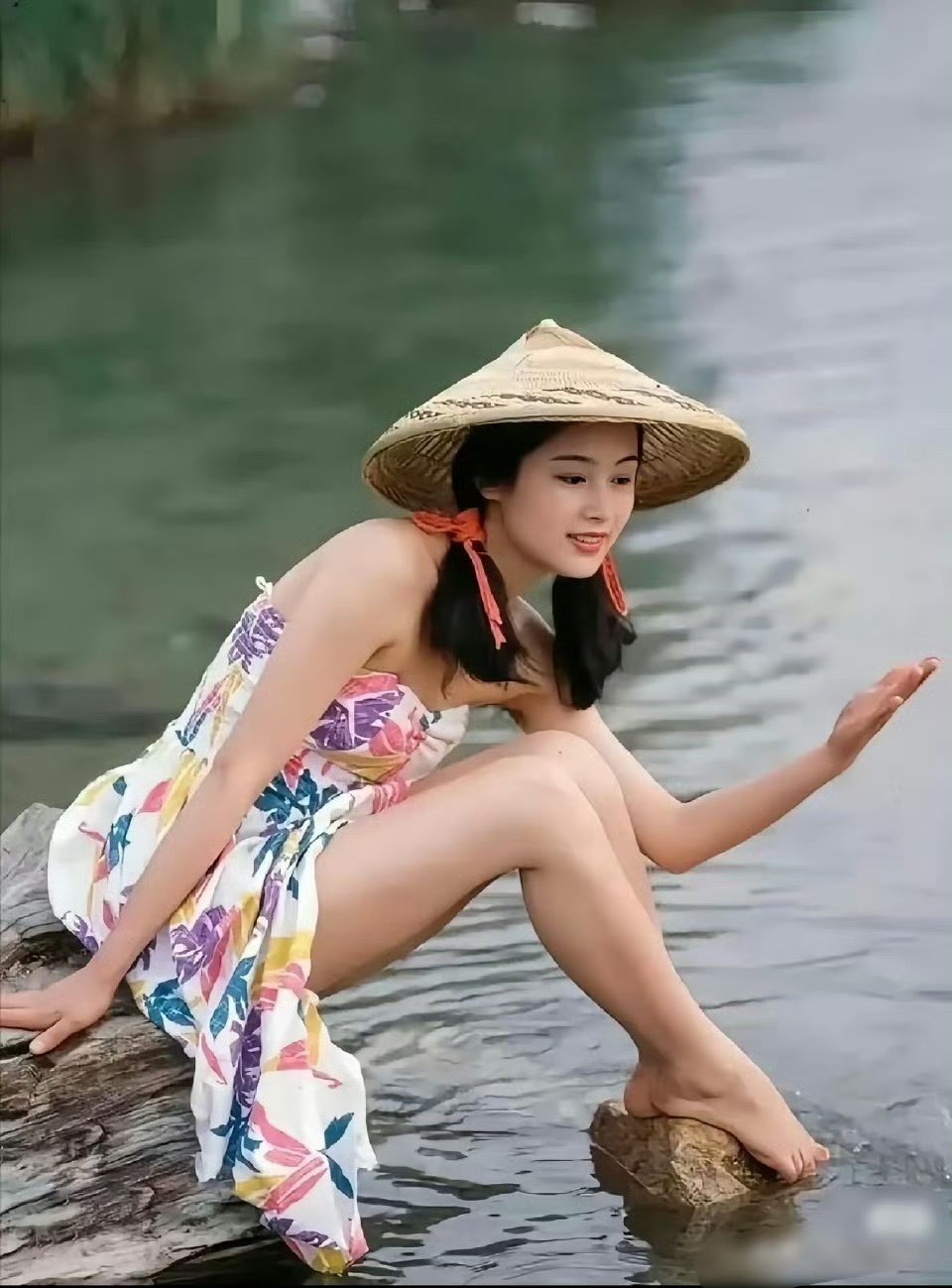 陈红年轻时美的不要不要的，大长腿绝了，怪不得大导演对她一见钟情