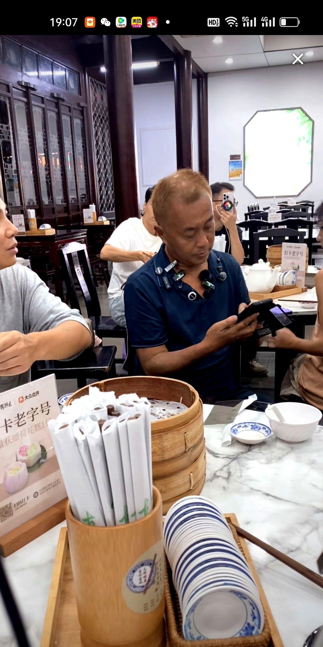 沈巍换个发型都能被人盯着看半天。一个只想安安静静捡垃圾看书的人，却被流量推到了