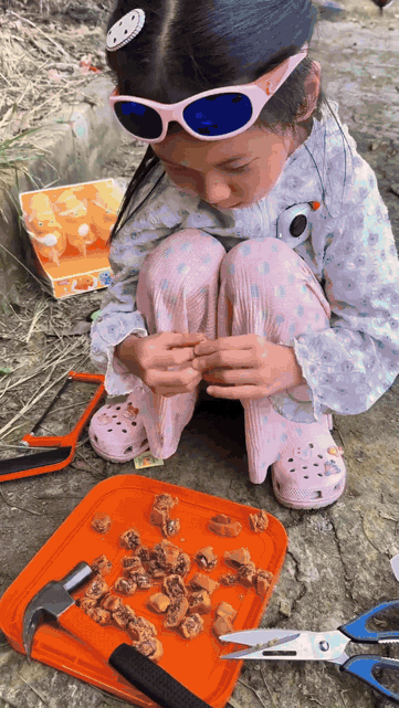 “这就是命啊！”近日，一小女孩在河边拿着小鱼竿钓鱼时，突然灵机一动，把自己带来的