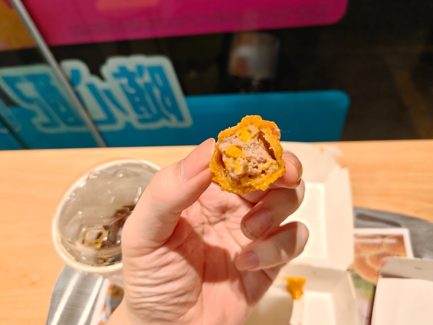 麦当劳的炸牛肉球，有种蒸肉饼的感觉。不过味道上是比汉堡有新意多了