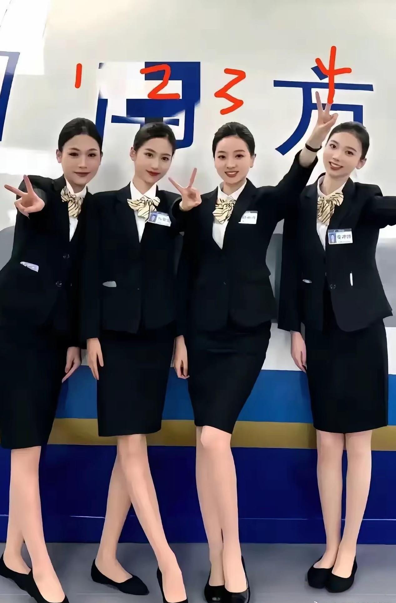 这四位空姐美若天仙，好似仙女下凡，选哪个当媳妇都像中了个大奖。一个温柔似水，一个