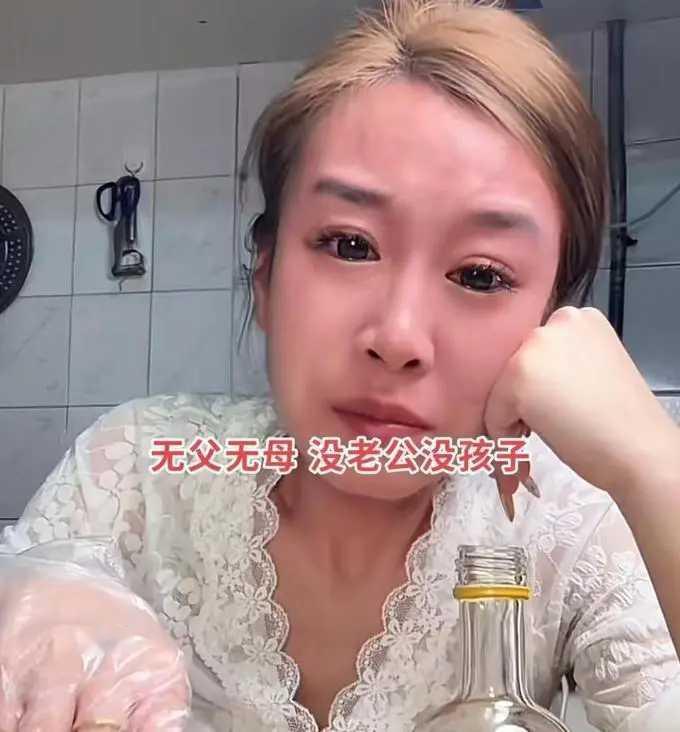 一位36岁的离异女子，在团年饭之际，只能独自吃着卤菜，喝着酒。当初叫嚷离婚万岁