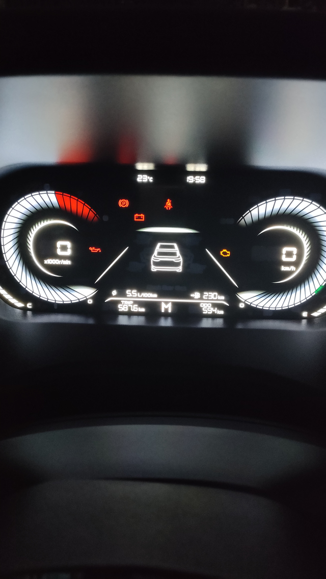 今天跑了趟高速满载5人，底盘扎实，速度100公里每小时，发动机转速在2600，