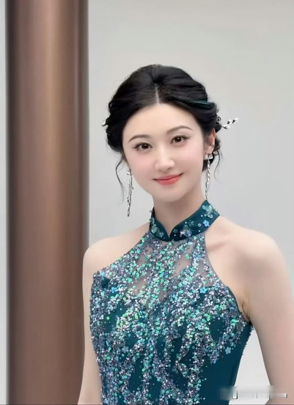 景甜这抹蓝色挑染真是绝了！完全就是造型的点睛之笔啊！和蓝色色礼服配在一起莫名