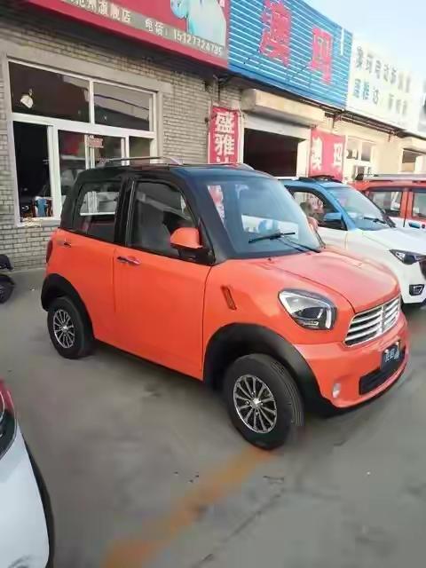 曾经月销轻松突破五万台的五万以内微型代步小车，如今销量大幅滑落门店无人选购，多款