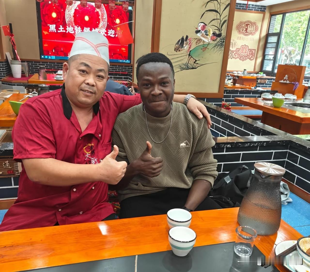 欢迎黑人朋友来我店里吃铁锅炖，直言非常美味，竖起大拇指，作为厨师长的我怕友人不够