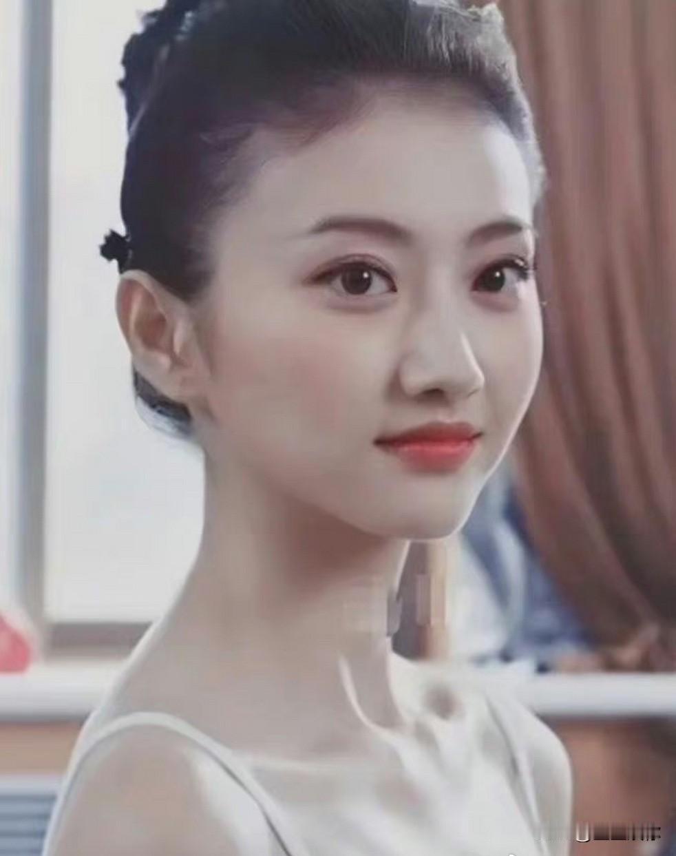 美女想要打破“红颜薄命”的魔咒，我始终认为关键两点：好家教，多读书。回看景甜走到