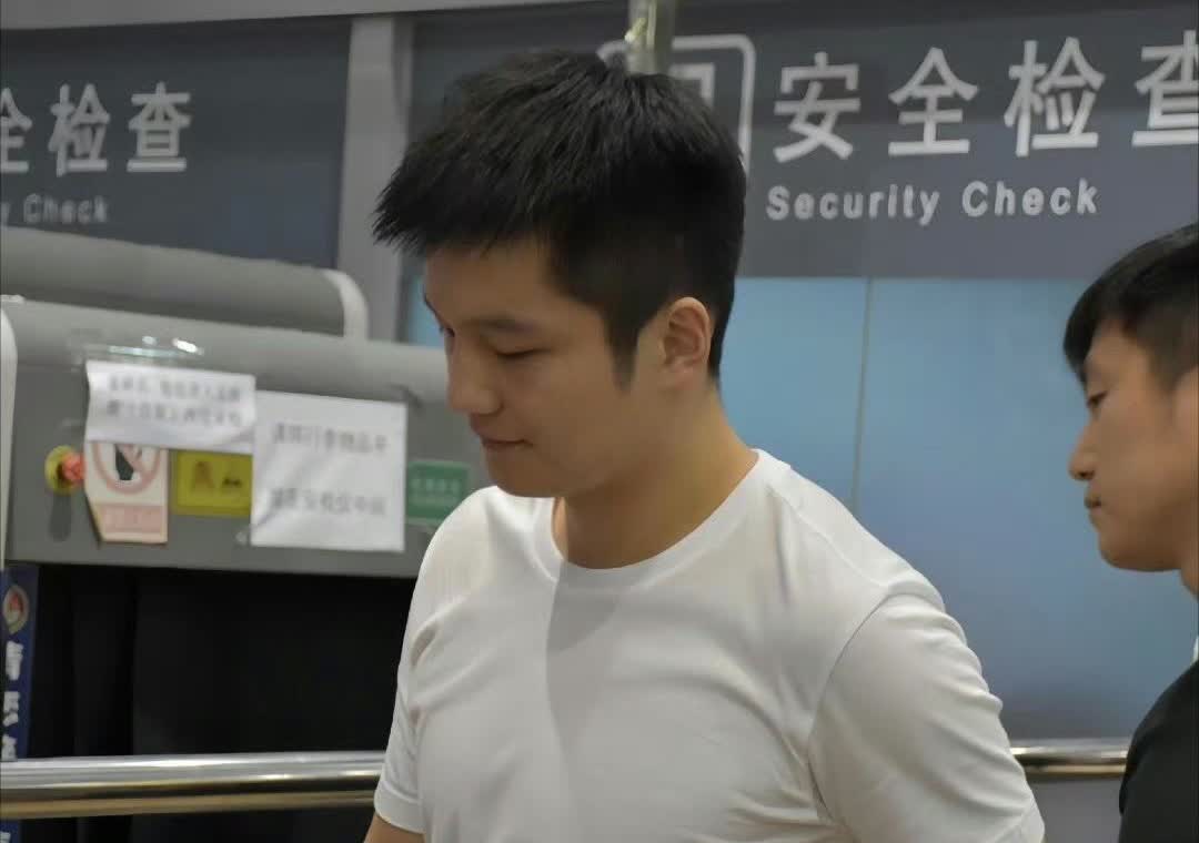樊振东私下活动的穿搭，还是比较欣赏的。他其实是一个挺有品位的男人。
