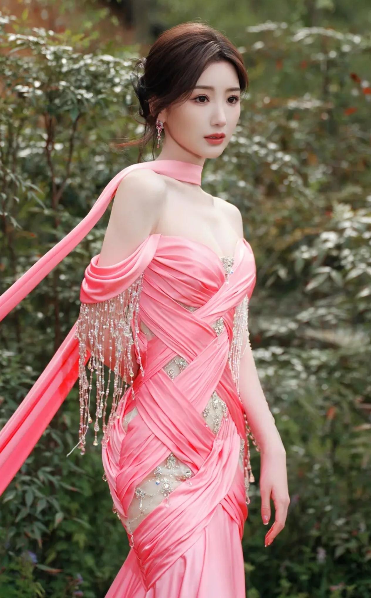 粉缎垂落，流苏缀满温柔星光，林间粉雾长裙，自带浪漫氛围感，一身柔粉，藏不住明艳风