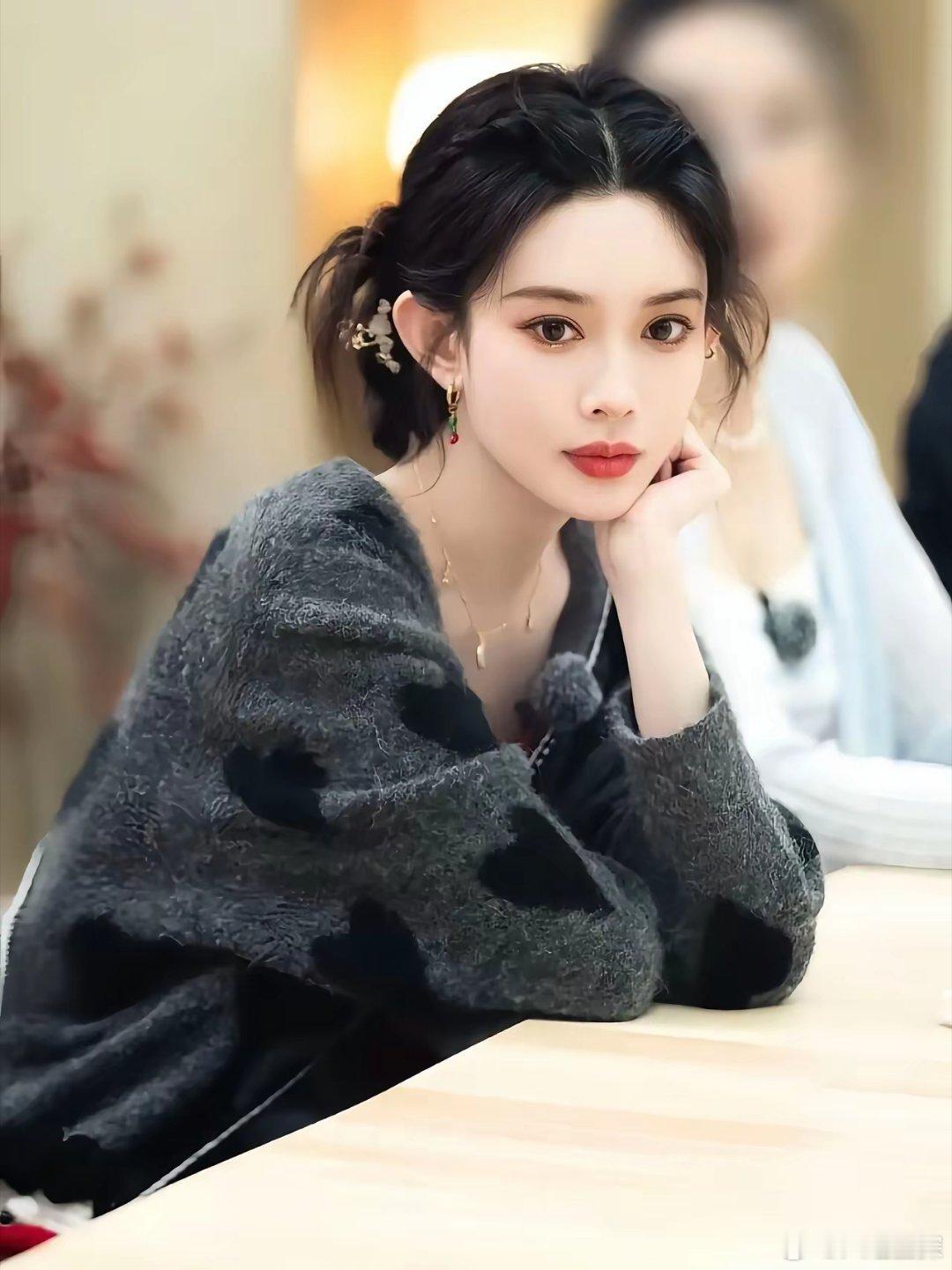 没想到孟子义才是内域隐藏的富二代，以前只知道虞书欣是沪上小公主，没想到孟子义比他