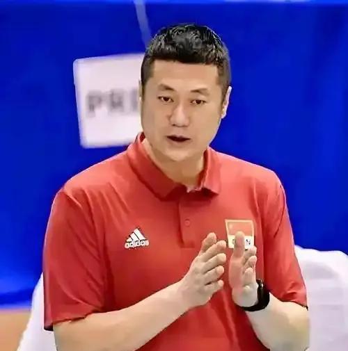 中国女排0:3不敌意大利，暴露中国女排最大短板，那就是主教练。不知大家注意没有，