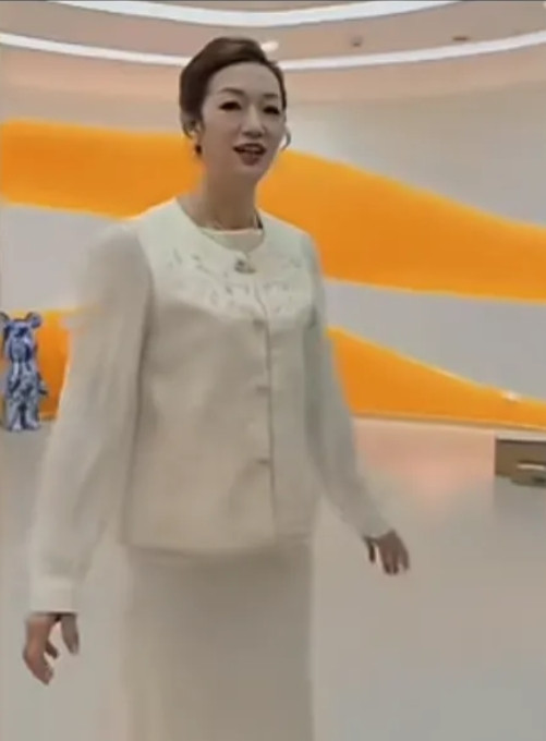 浩南妈妈真是一个大美女，她才是最大的赢家！有四个优秀儿女，浩南回来又带回来两