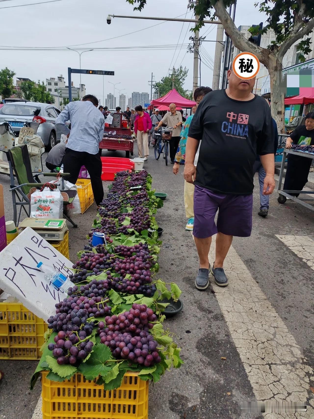 西安早市看到的一幕同样是卖葡萄看看商户们买的户太八号：串大、颗颗饱满、颜色靓