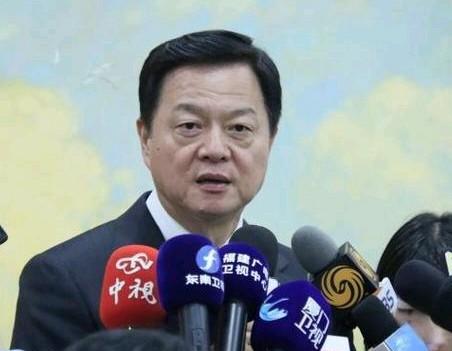 就是你周锡玮。首任台湾省省长，非他莫属。 看了很多湾湾蓝营政治人物，周是表现