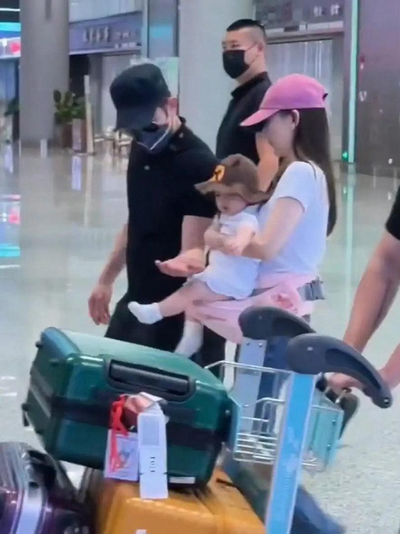 方媛一家五口抵达杭州，郭天王抱着三胎小女儿，父女俩互动有爱