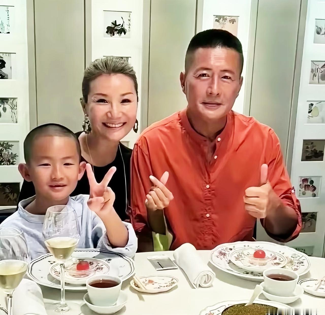 结婚十年说“三观不合”，转身娶了小16岁的富婆，却说“遇到了爱情”。同一个男人