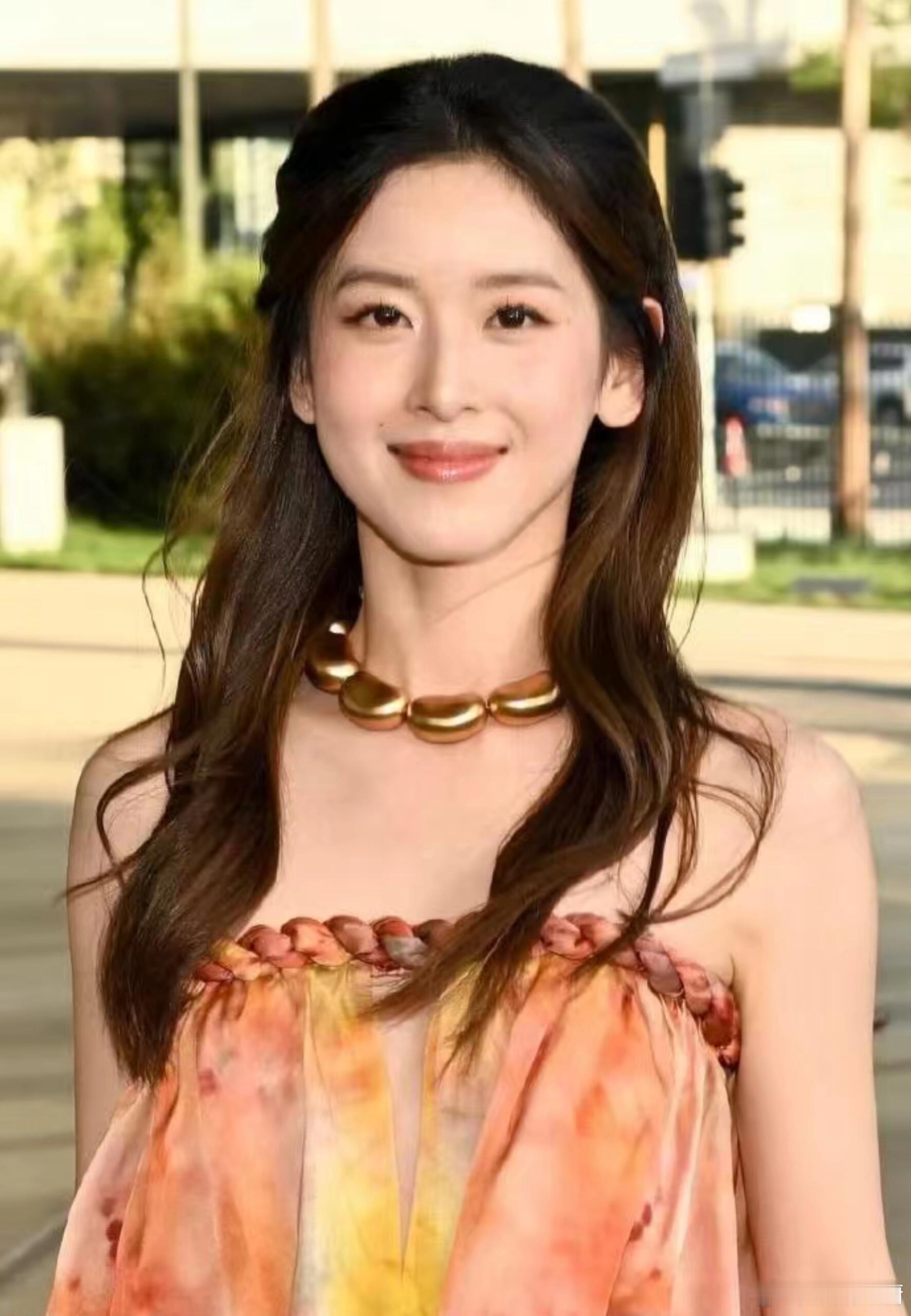 章泽天外媒生图章泽天生图美翻了！洛杉矶艺术展晚宴上，她把日落穿在身上，美得让人移