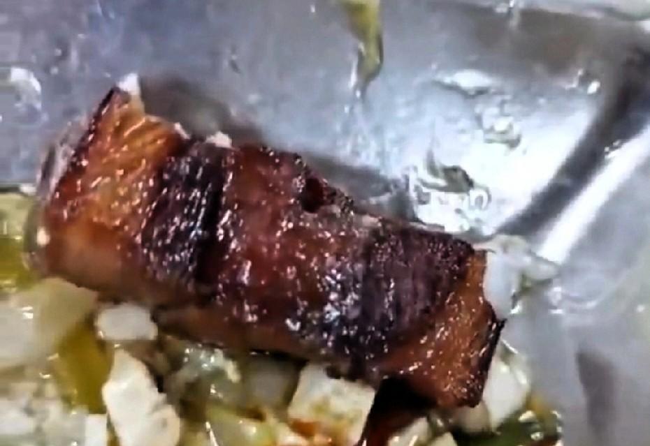 “这是不是人工造假红烧肉？”近日，一位网友，点了一份红烧肉，结果吃到了一块，两边