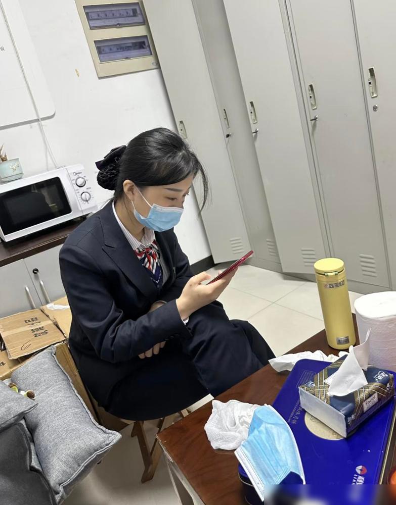 上海股份制银行柜员的薪资，供你参考。我当年校招跑银行宣讲会踩过不少坑，真别光