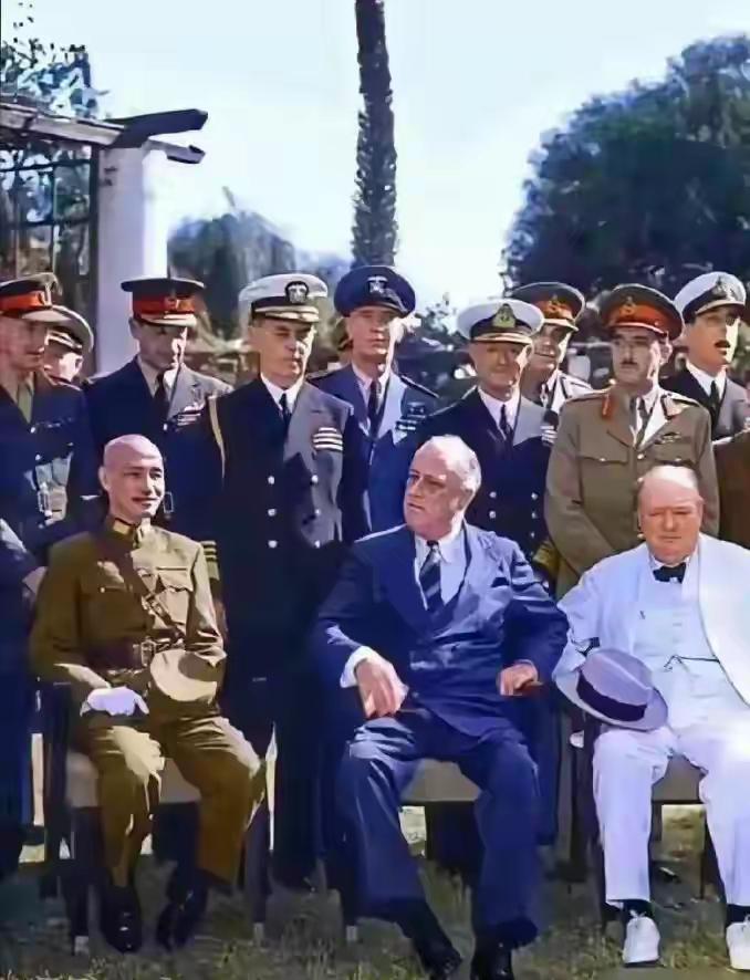 二战后，苏联很聪明，占领了四岛，从日本头顶俯视日本领土，一直监视着日本人。作为