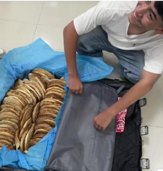 来自新疆的大学室友，笑着打开行李箱的瞬间，同宿舍的室友们都绷不住破防了。新疆