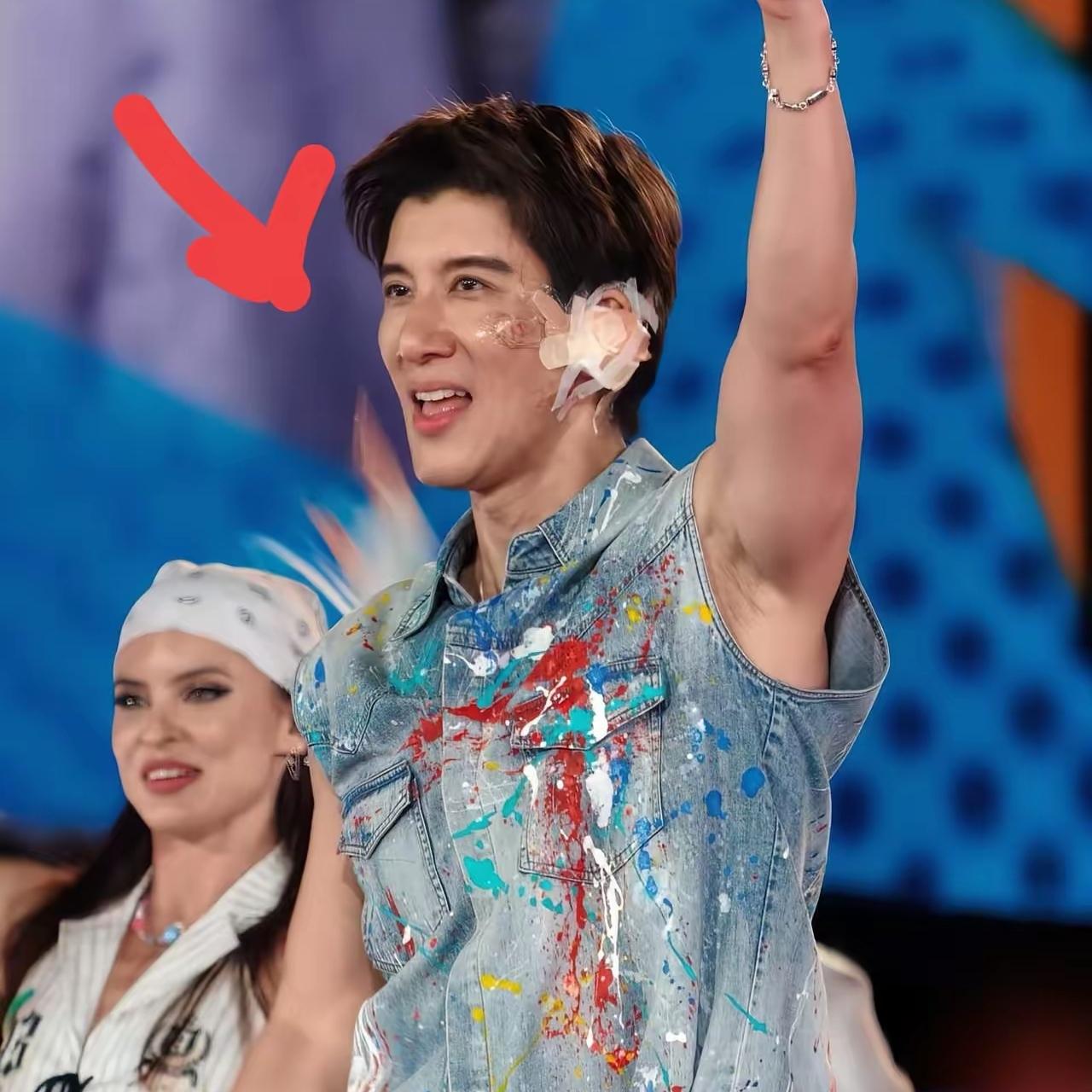人的微表情从来装不出来，王力宏演唱会摔倒后状态看得人心头一紧。