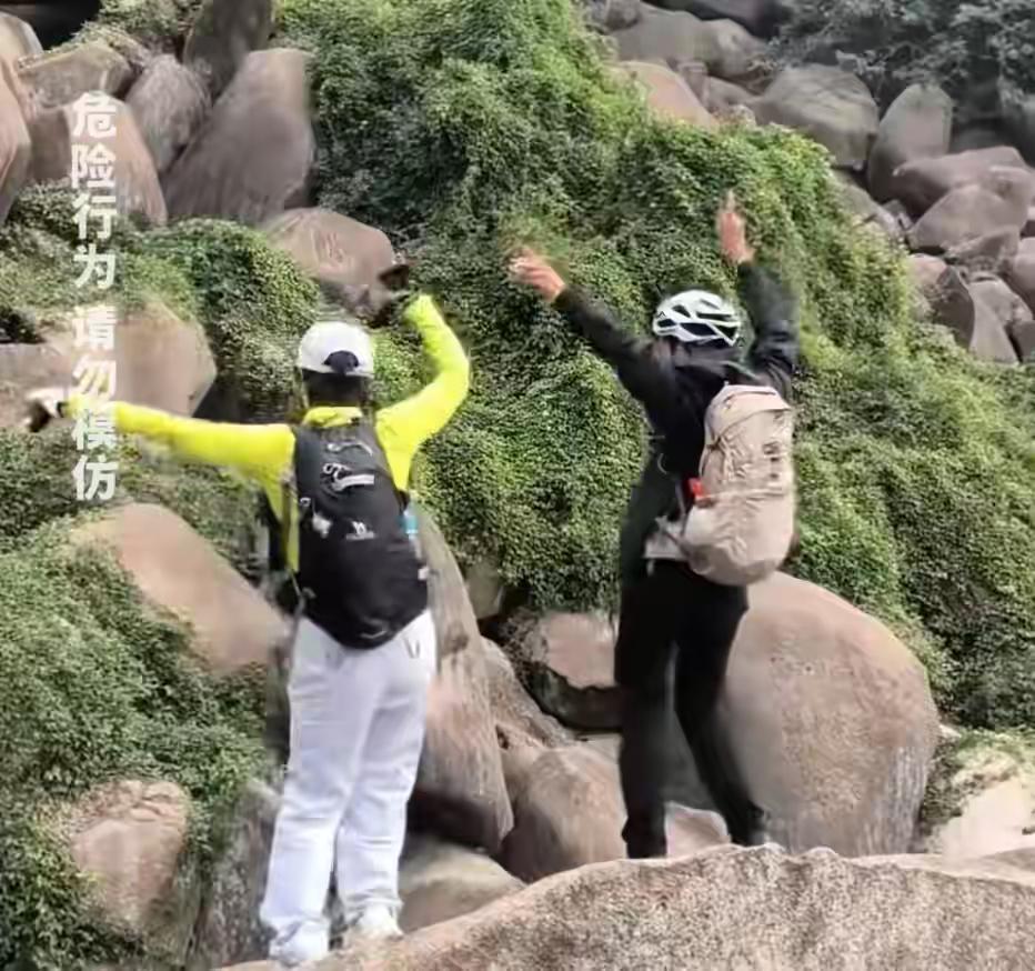 “我来个跳的”！女驴友不慎摔下巨石，目击者：粉碎性骨折来源：新闻晨报11