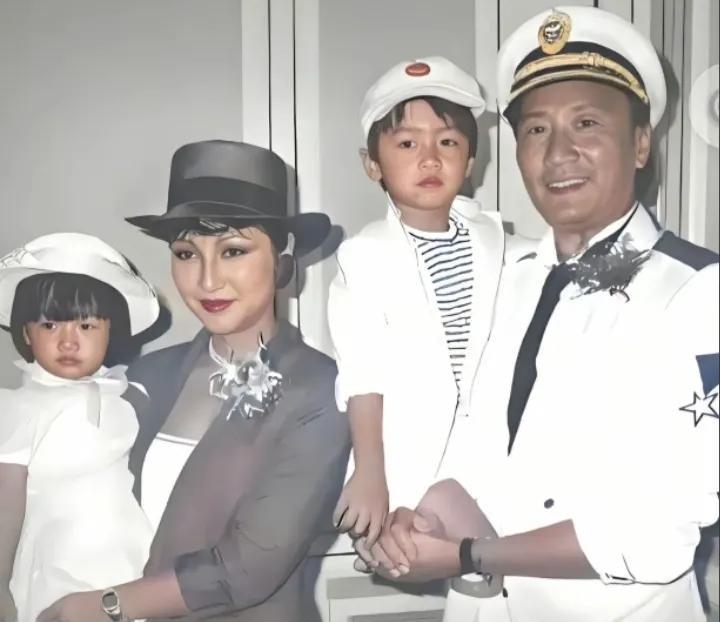 80年代，谢贤抱着儿子谢霆锋、妻子狄波拉抱着女儿谢婷婷，幸福的一家四口