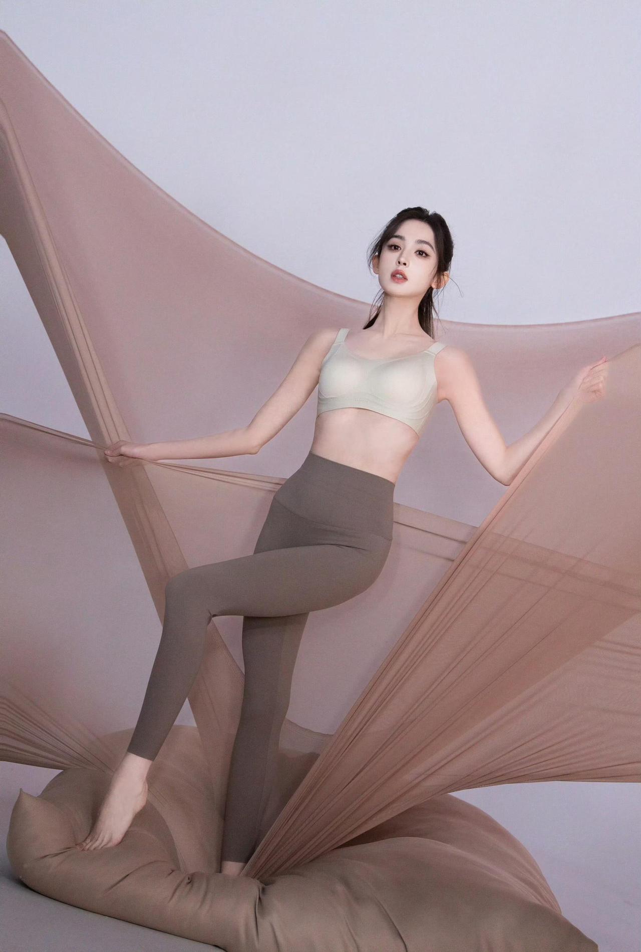 娜扎把马尾扎成一束光，让呼吸贴紧布料的温度。裸色的纱从指尖漫开，像未被