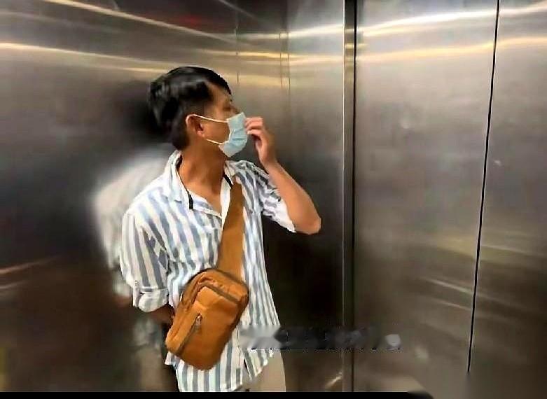 40多岁的小刀戴着口罩、穿着一身条纹衣服重新在镜头前露面，整个人消瘦得厉害。当