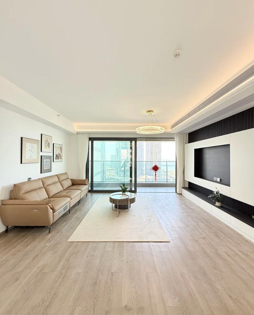 前海深业云海湾的租金还是低了点，183平4房3卫，高楼层，看摩天轮景观，全齐1.