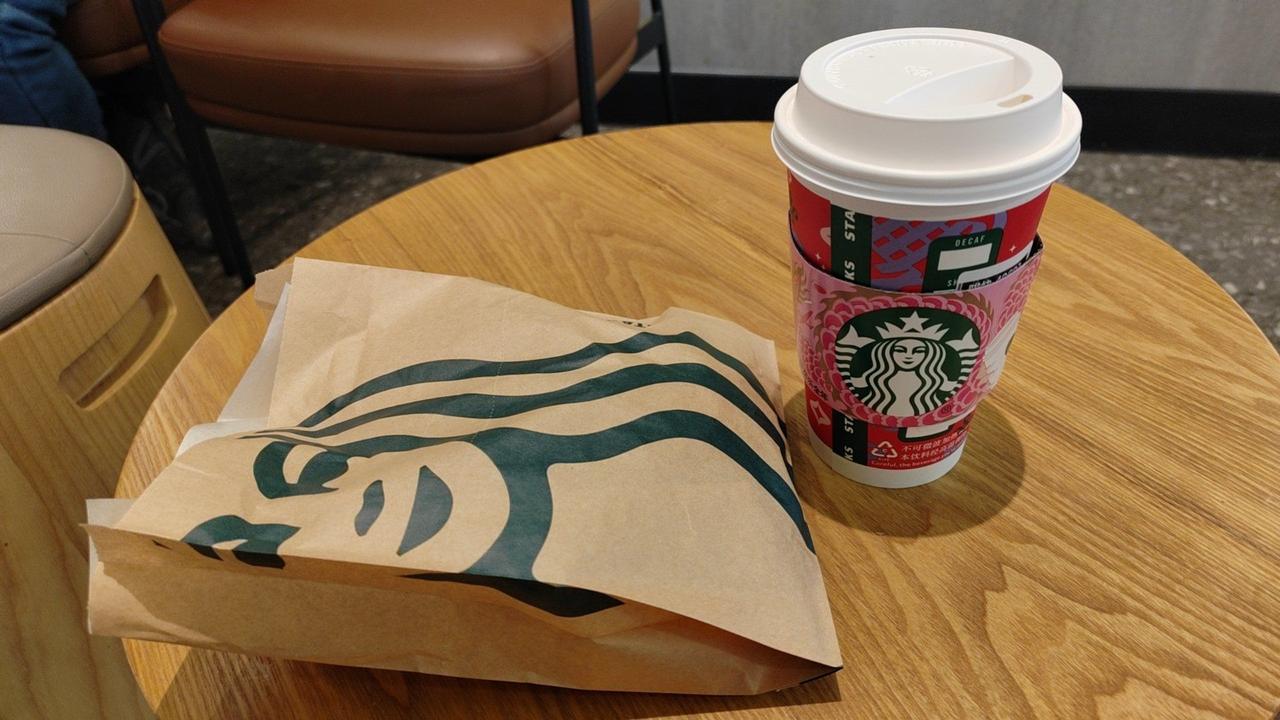 韩媒：中国“咖啡攻势”连星巴克都扛不住，在美国的份额跌破50%！3月3日，韩国