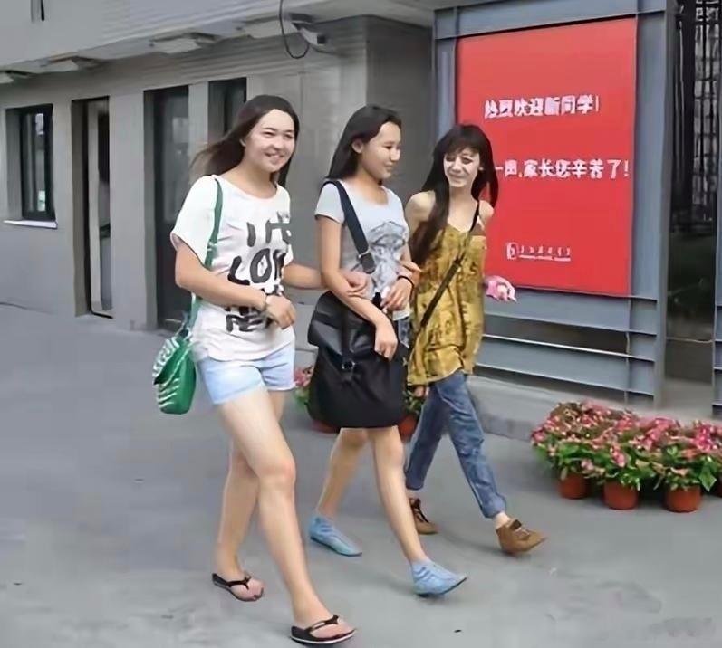 大学时期的迪丽热巴，这种在新疆不是很普通吗。迪丽热巴模仿第一次试镜场景​​​