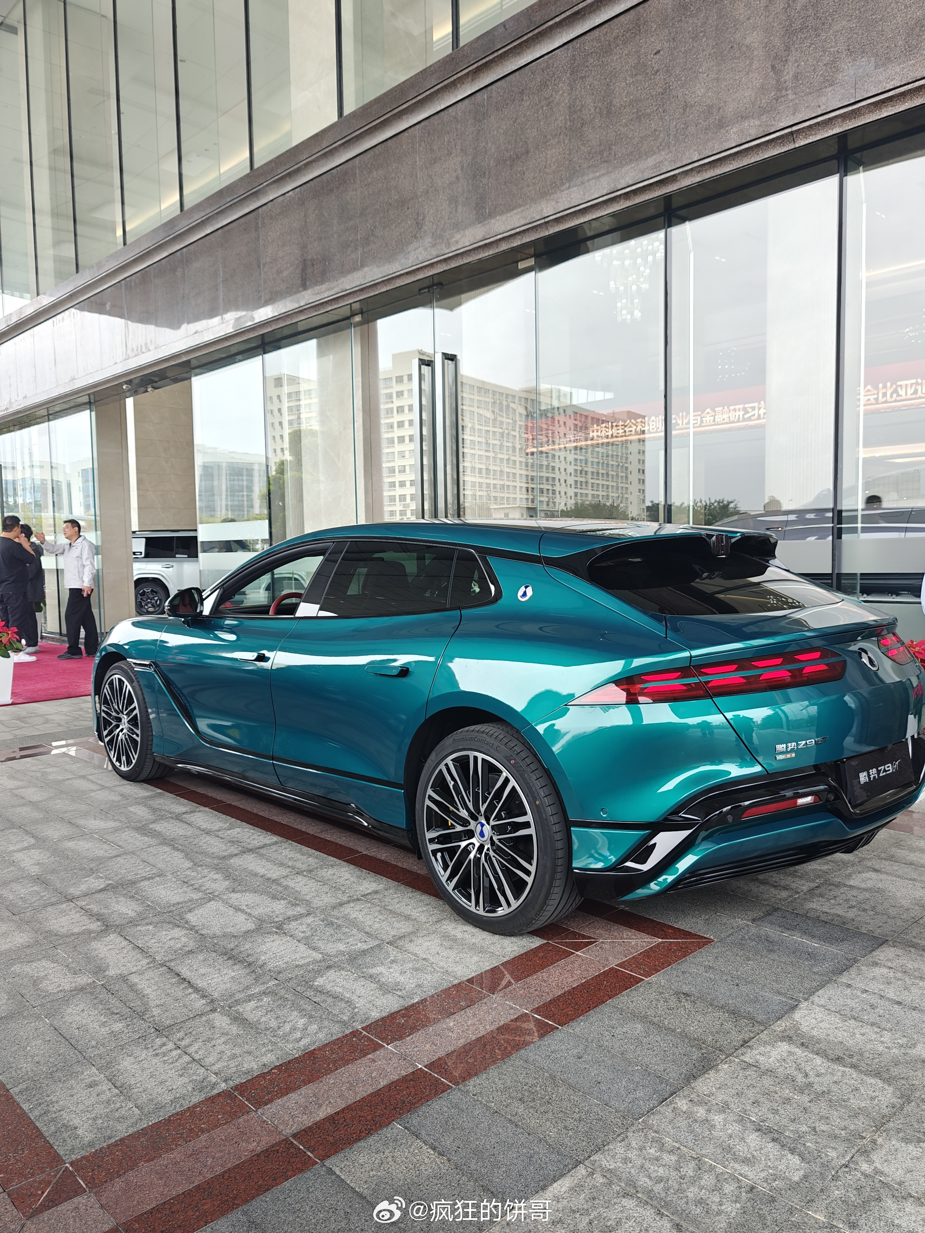 看，阿饼今天看见的，谁能顶得住这次腾势Z9GT的这个配色，气场的确嘎嘎上升了，内