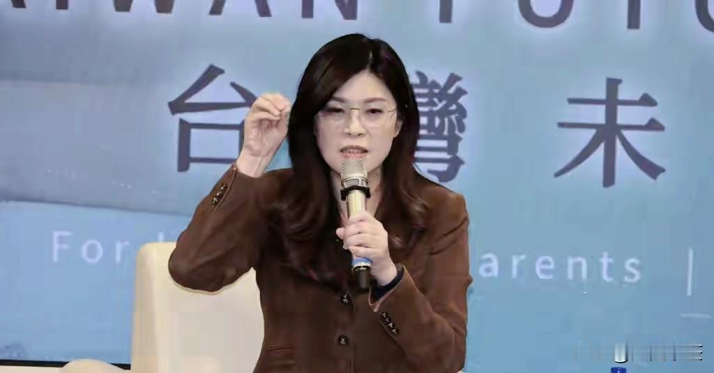 太刚了！上任不足两月，郑丽文直接把国民党从软趴趴的羊群，带成了敢亮剑的狮群，这波