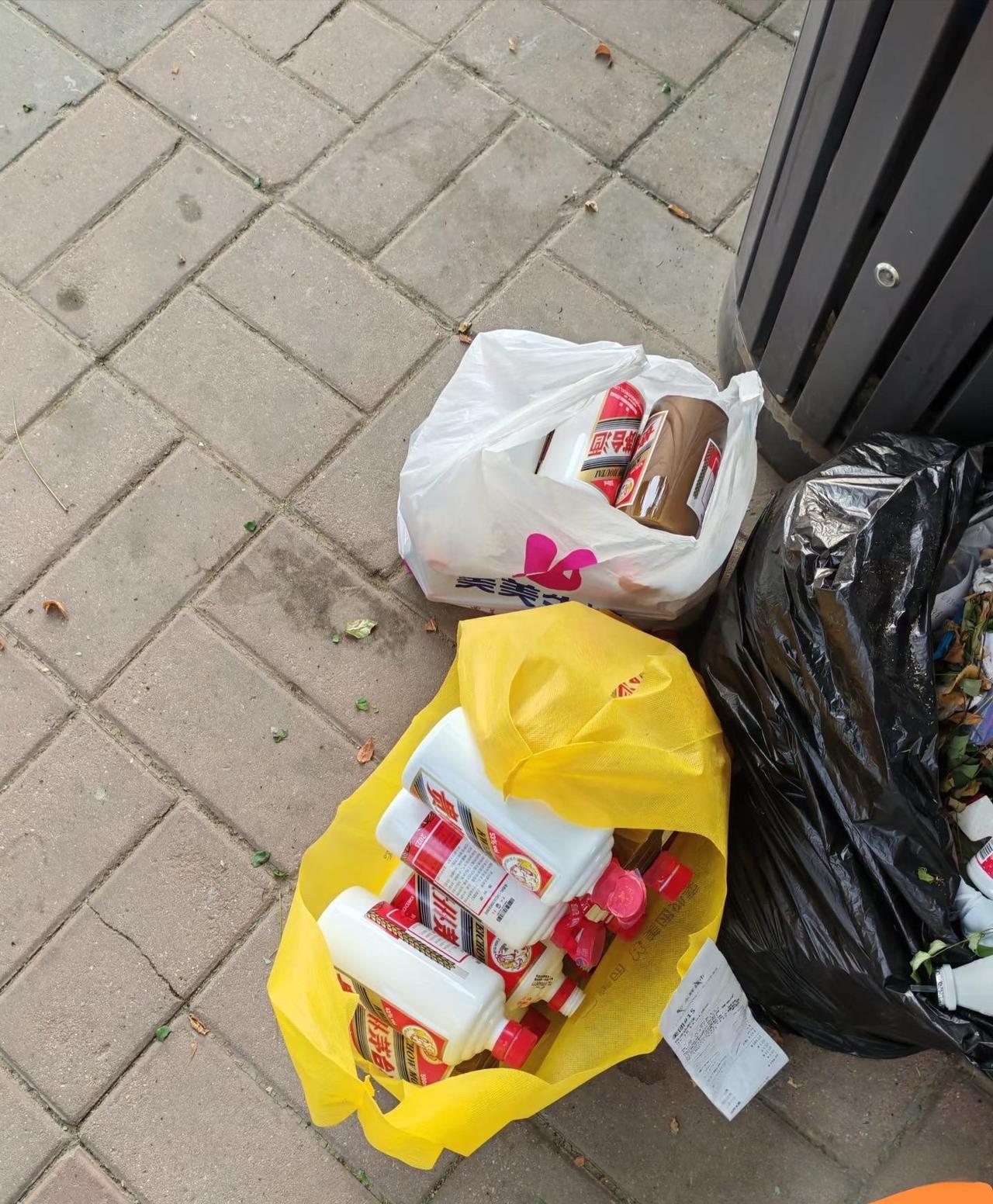 下楼扔垃圾看见这个谁家这么好横