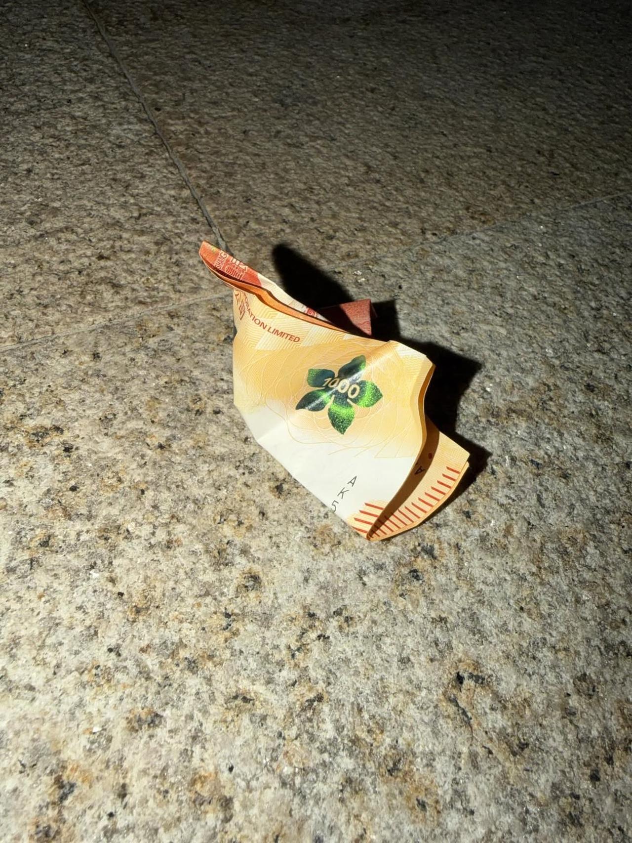 香港网友：港岛人那么有钱？用1000蚊纸用来吐口香糖！