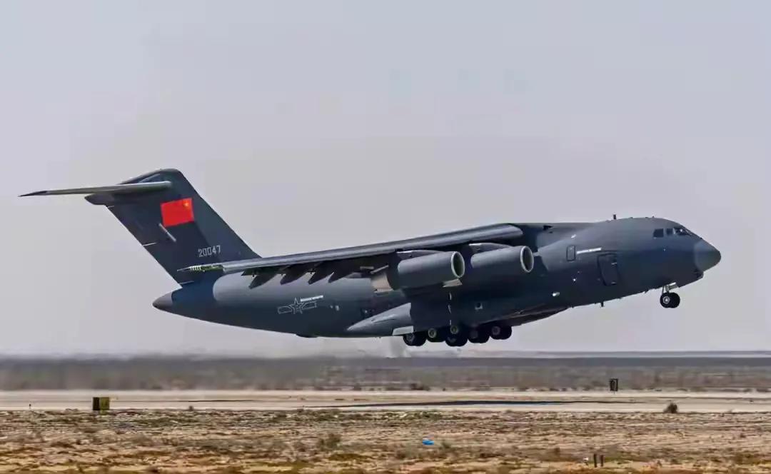 前不久,中国空军发布了一组运-20“胖妞”领衔的8K超高清视频,画面涵盖空中加油