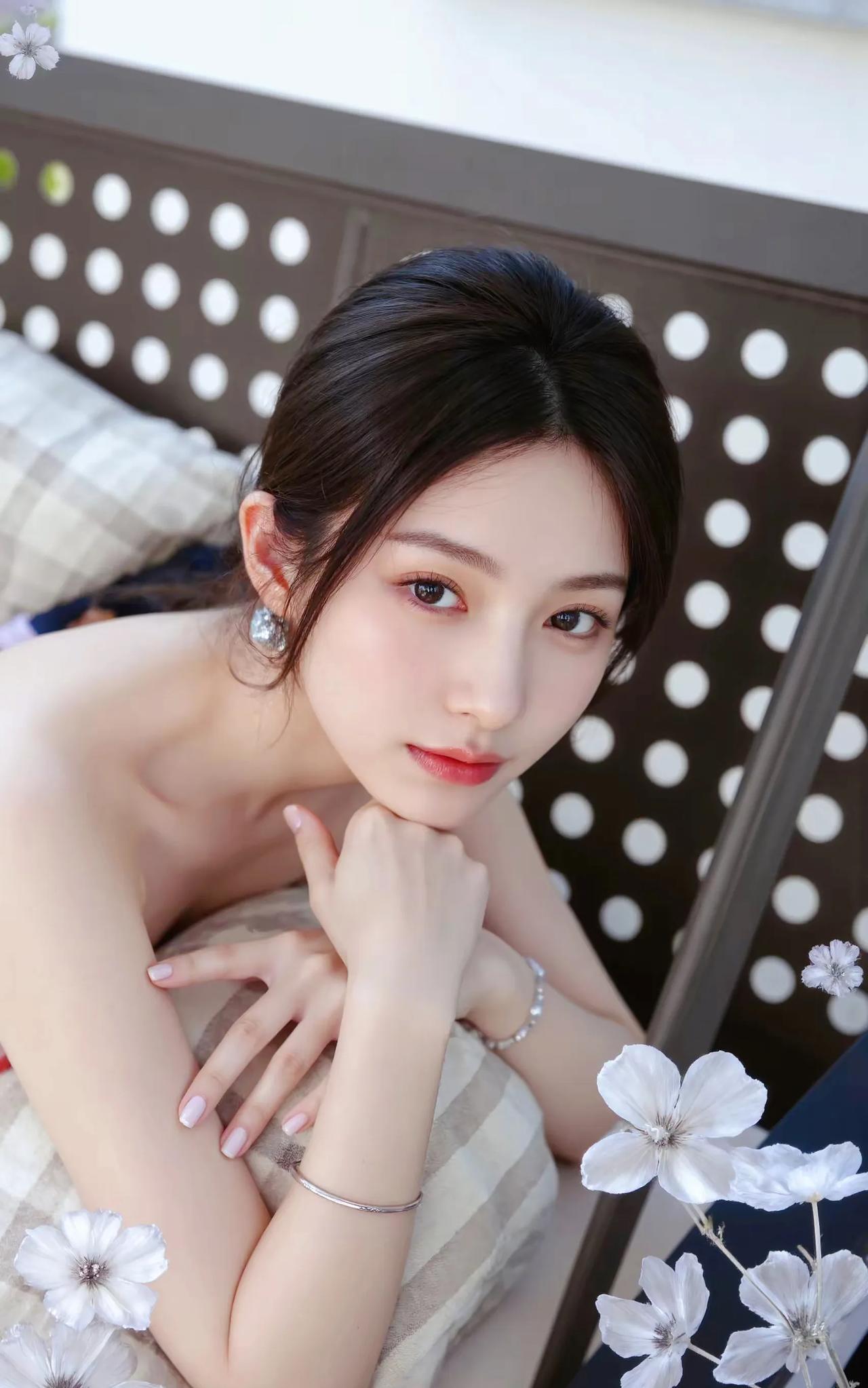 上联：粉裙裁锦，花绽腰间添雅韵下联：翠叶萦窗，影摇鬓畔映清辉对联对对联飞花