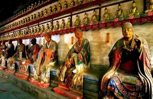 1981年夏，山东灵岩寺一年轻僧人正在值殿，忽然，他听到咔嚓咔嚓的声响，环顾四周