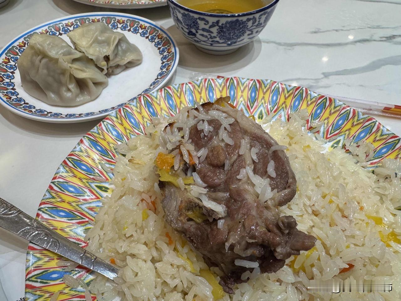 四个字概括新疆服务业：人均兼职在新疆旅游真的感觉有沟！通！障！碍！甚至个人感