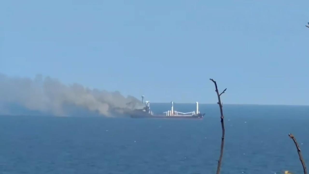 昨天俄军对3艘驶离乌克兰港口的商船进行了袭击，其中2艘是土耳其商船。最惨的是悬