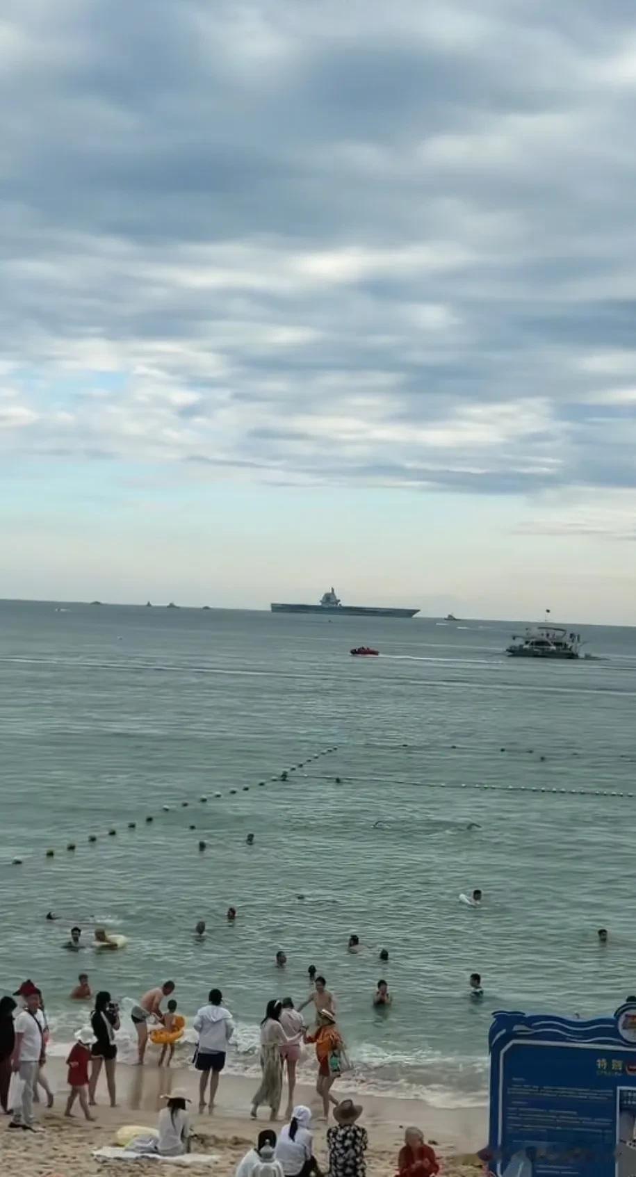 在三亚旅游，在海滩边还能偶尔看到不一样的惊喜呢。远远的看过去，18号渔船出海的身